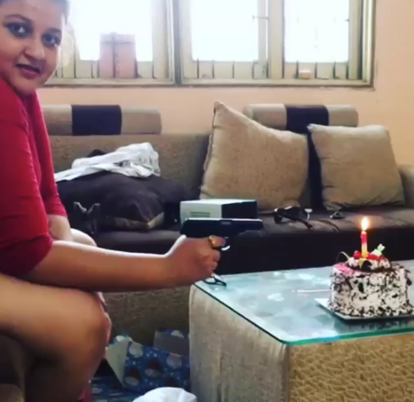 युवती ने पिस्टल से बुझाई मोमबत्ती