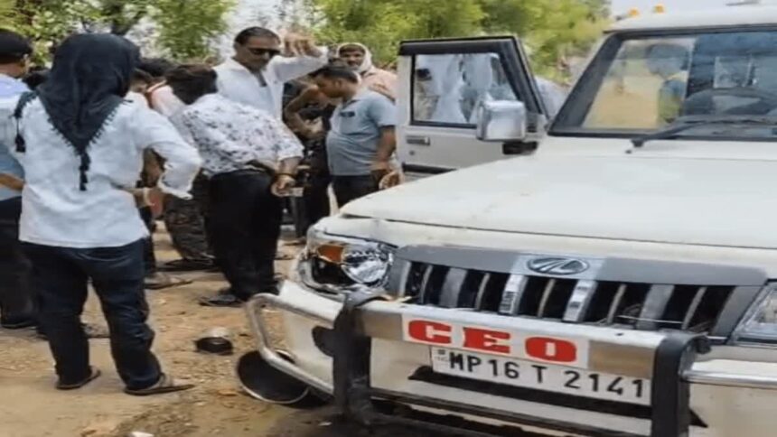 जनपद CEO की सरकारी गाड़ी ने मारी चाट के ठेले में टक्कर