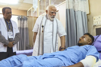 अहमदाबाद हादसे में बचा इकलौता युवक