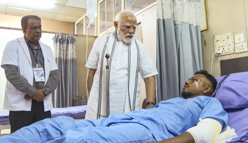 अहमदाबाद हादसे में बचा इकलौता युवक
