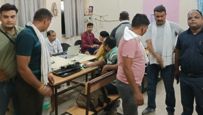 एमपी के शिवपुरी में तहसीलदार के रीडर को लोकायुक्त पुलिस ने रंगे हाथों पकड़ा